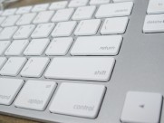 白色的电脑键盘图片