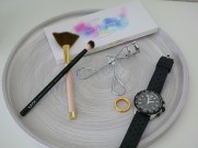 化妆品和化妆工具的图片