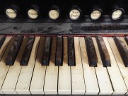 钢琴的黑白键盘图片