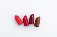 颜色鲜艳的美妆口红图片