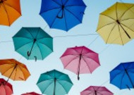 色彩鲜艳的雨伞图片