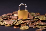 钱币与锁寓意资产与安全图片大全