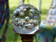 光滑透明的水晶球图片