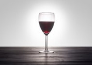 透明的高脚红酒杯图片