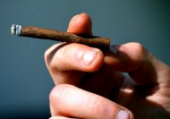 手指间点燃的香烟图片大全