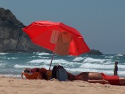 海滩上的太阳伞图片