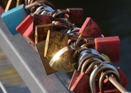 一串挂在钢筋上的锁图片