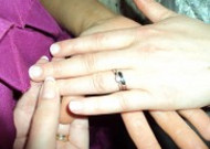 带着结婚戒指的手图片