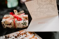 圣诞礼物和贺卡的图片