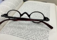 摆在书本上的眼镜图片大全