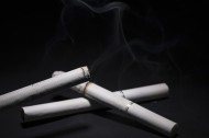 点着的香烟图片