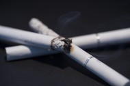 点着的香烟图片