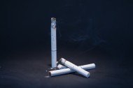 点着的香烟图片