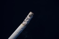 点着的香烟图片