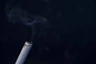 点着的香烟图片
