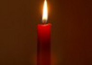 点燃的红色蜡烛图片