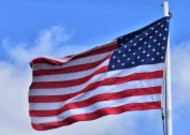 旗杆上的飘扬的美国国旗图片