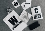 黑白色调的物件摆放图片