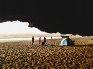 旅行搭建的帐篷图片