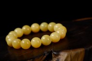 黄色蜜蜡手串图片