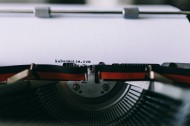复古打字机的特写图片