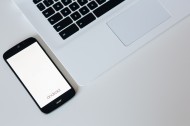 白色笔记本和智能手机的摆放图片大全