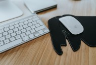 电脑桌上物品摆放的图片