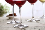 透明的高脚红酒杯图片