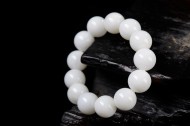 白色的珍珠手链图片