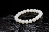 白色的珍珠手链图片