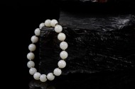 白色的珍珠手链图片