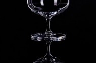 黑色背景透明红酒杯图片