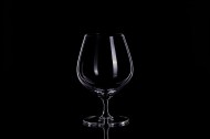 黑色背景透明红酒杯图片
