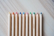 彩色铅笔的特写图片