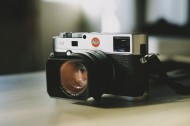 放在桌上的相机特写图片