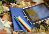 笔记本、彩色铅笔和平板电脑图片