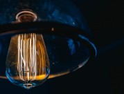 泛着柔光的灯泡图片