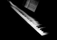 黑白的钢琴键图片