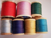 五颜六色的线轴图片