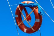 颜色鲜艳的救生圈图片
