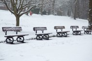 雪后公园长椅图片