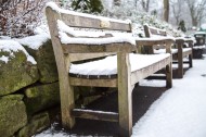 雪后公园长椅图片