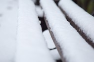雪后公园长椅图片