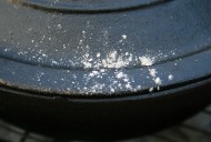 生锈的铁锅图片