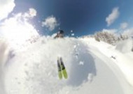 雪地里的滑雪爱好者图片