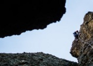 正在攀岩的冒险者图片