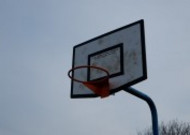 蓝天下的篮球框图片