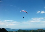 在天空悠闲飞行的滑翔伞图片