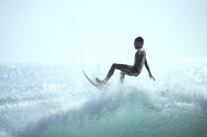 海上冲浪的少年图片大全