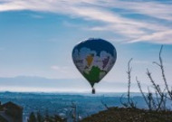 缓慢升空的热气球图片